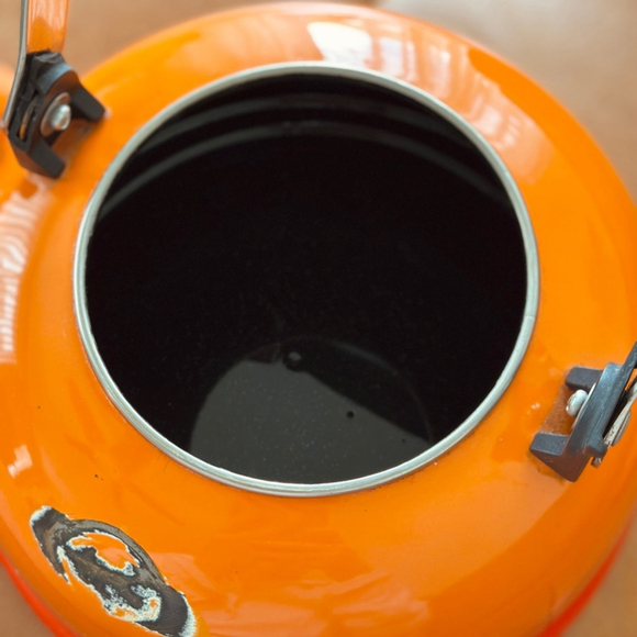 Vintage Le Creuset whistling Kettle - some damage - 1.6 litres - Picture 10 of 11